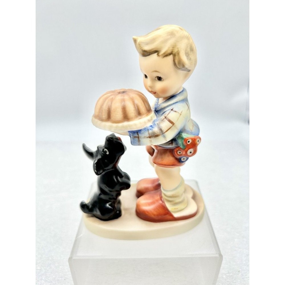 Vintage HUMMEL GOEBEL 5 1/2" FIGURINE #9 TMK6 Begging his Share Boy Dog Cake